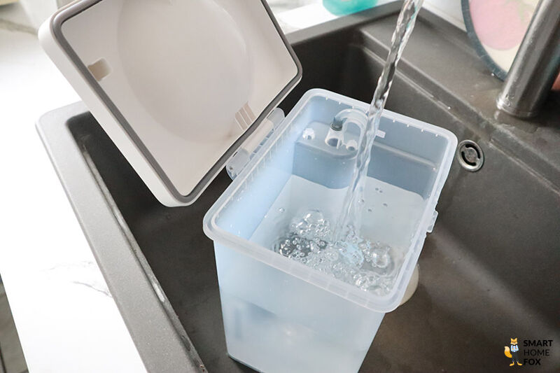 Das Frischwasser wird in den Frischwassertank des Roborock Q Revo MaxV gefüllt.